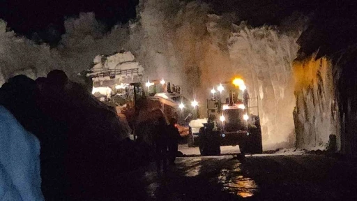 Bah&ccedil;esaray yolunda gece mesaisi
