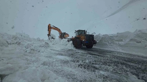 Bah&ccedil;esaray yolundaki &ccedil;alışma kar yağışı altında devam ediyor
