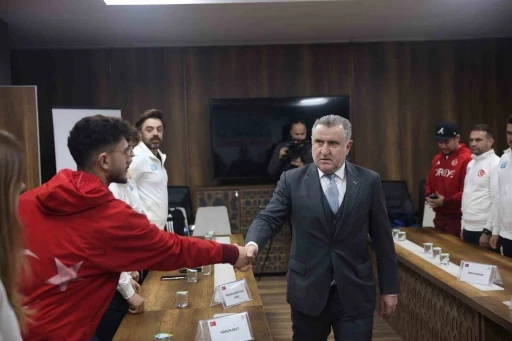 Bakan Bak 2026 Kış Olimpiyatları&rsquo;na katılacak milli sporcuları kabul etti
