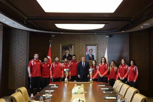 Bakan Bak, Avrupa şampiyonu milli g&uuml;reş&ccedil;ileri ağırladı
