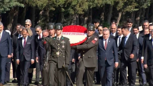 Bakan Bak, gençler ve sporcularla Anıtkabir’i ziyaret etti
