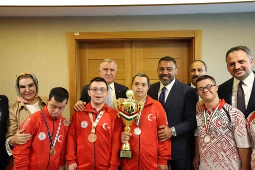 Bakan Bak &ouml;zel sporcular ile bir araya geldi
