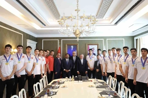 Bakan Bak: "İstikrarlı başarılarla voleybol &uuml;lkesi haline geldik"
