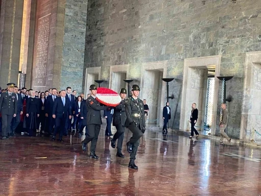 Bakan Bak’tan gençler ve sporcularla Anıtkabir’e ziyaret
