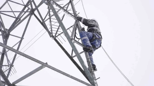 Bakan Bayraktar: "Vatandaşlarımıza kesintisiz enerji akışı sağlamak i&ccedil;in ekiplerimiz 7 g&uuml;n 24 saat sahada"
