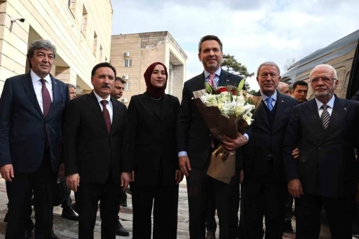 Bakan Bayraktar Vali &Ccedil;i&ccedil;ek&rsquo;i ziyaret etti
