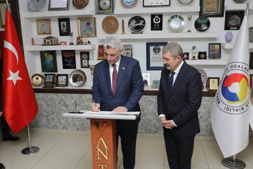 Bakan Bolat, Van TSO&rsquo;da m&uuml;jdeyi verdi
