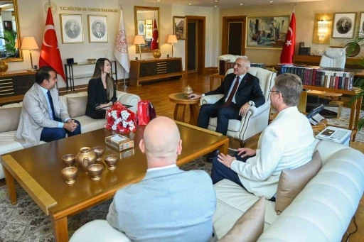 Bakan Ersoy&rsquo;dan Bolşoy Tiyatrosu&rsquo;nda tarihi başarıya imza atan Nilay Tahiroğlu&rsquo;na tebrik
