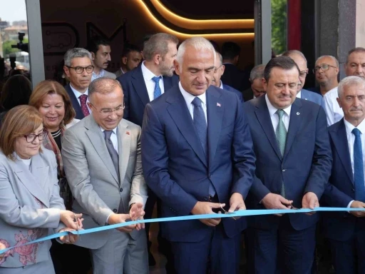 Bakan Ersoy, Gaziantep Dijital Sanat M&uuml;zesi&rsquo;nin a&ccedil;ılışını yaptı
