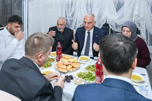 Bakan Ersoy, Kırıkkale&rsquo;de &Uuml;rkmez ailesinin iftar sofrasına konuk oldu
