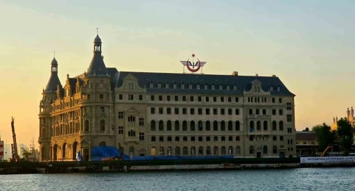 Bakan Ersoy: "Haydarpaşa, yıllar sonra yeniden tarihi sil&uuml;etteki yerini almaya başladı"
