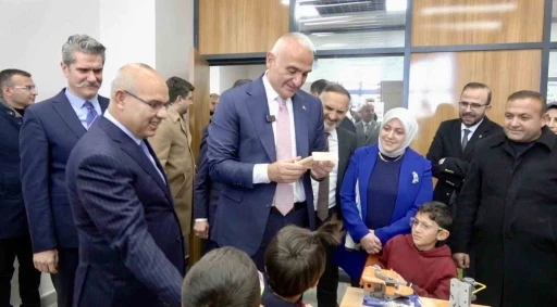 Bakan Ersoy: "K&uuml;t&uuml;phanelerimiz gen&ccedil;lerimizi geleceğe hazırlıyor"
