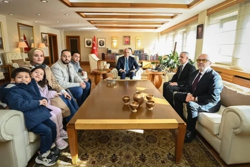 Bakan Ersoy: "Rajab&rsquo;ın ailesiyle Bakanlığımızda bir araya gelerek, ardından birlikte Cumhurbaşkanımız Erdoğan&rsquo;ı ziyaret ettik"
