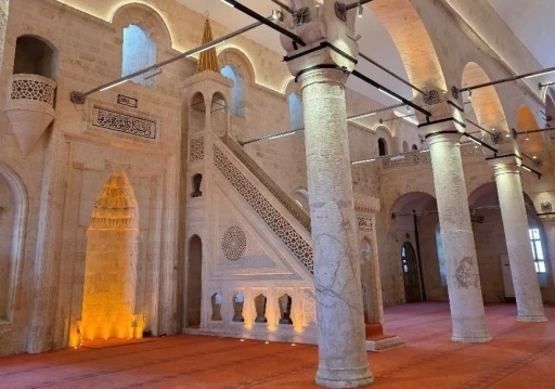 Bakan Ersoy: "&Uuml;&ccedil; tarihi cami yeniden ibadete a&ccedil;ılıyor"

