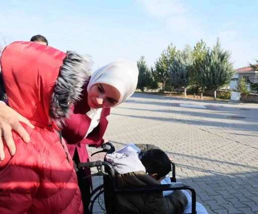 Bakan Göktaş, Ankara’da kardeşleriyle birlikte devlet korumasına alınan Adnan’ı ziyaret etti
