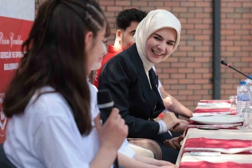 Bakan G&ouml;ktaş, devlet himayesindeki başarılı sporcu gen&ccedil;lerle buluştu
