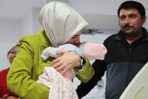 Bakan G&ouml;ktaş, yeni doğan bebekler ve ailelerini ziyaret etti
