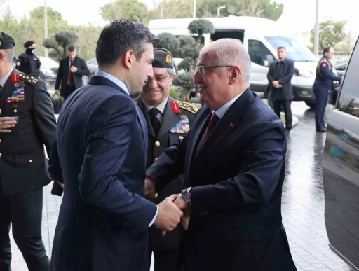 Bakan G&uuml;ler, merhum &Ouml;zdemir Bayraktar anısına hazırlanan belgeseli izledi
