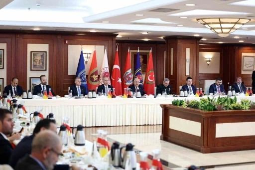 Bakan G&uuml;ler: "PKK&rsquo;yı tam bitirdiğimiz anda ter&ouml;r &ouml;rg&uuml;t&uuml; de &rsquo;Ter&ouml;rs&uuml;z T&uuml;rkiye&rsquo; s&uuml;recine uyacağını a&ccedil;ıkladı"
