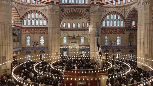 Bakan G&uuml;ler Selimiye Camii&rsquo;nde vatandaşlarla bayramlaştı
