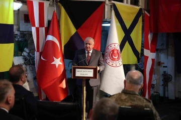 Bakan G&uuml;ler, TCG G&Ouml;KOVA fırkateyninde g&ouml;rev yapan denizcilerin yeni yılını kutladı
