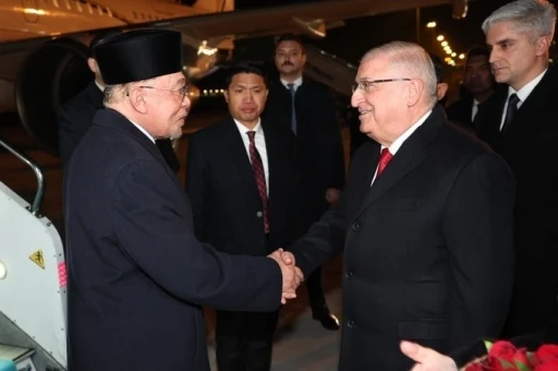 Bakan G&uuml;ler, T&uuml;rkiye&rsquo;ye gelen Malezya Başbakanı İbrahim&rsquo;i havaalanında karşıladı
