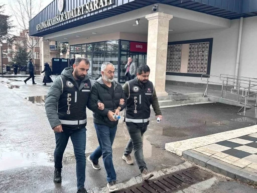 Bakan G&uuml;rlek&rsquo;in tapu kayıtlarını sorgulayan tapu m&uuml;d&uuml;r&uuml; tutuklandı
