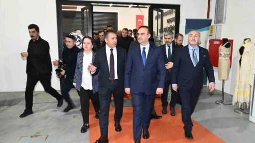 Bakan Kacır, DTO&rsquo;nun Teknik Tekstil Merkezini inceledi
