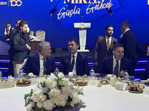 Bakan Kurum: "Devlet ve millet el ele vererek, asrın felaketini, asrın dayanışmasına d&ouml;n&uuml;şt&uuml;ren b&uuml;y&uuml;k bir seferberlik başlattık"

