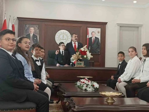 Bakan Tekin, 23 Nisan’da koltuğunu 6’ncı sınıf öğrencisi Ata’ya devretti

