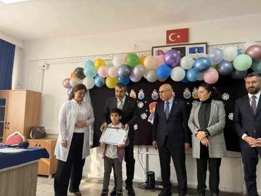 Bakan Tekin, Ağrı&rsquo;da &ouml;ğrencilerin karne heyecanına ortak oldu
