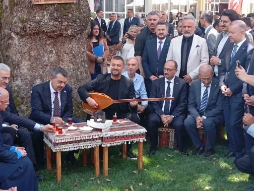 Bakan Tekin Bursa&rsquo;da &ccedil;ınar altında t&uuml;rk&uuml; s&ouml;yledi, Anadolu peynirlerini tattı
