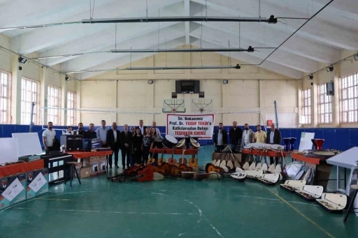Bakan Tekin’den Oltu’daki okullara malzeme desteği
