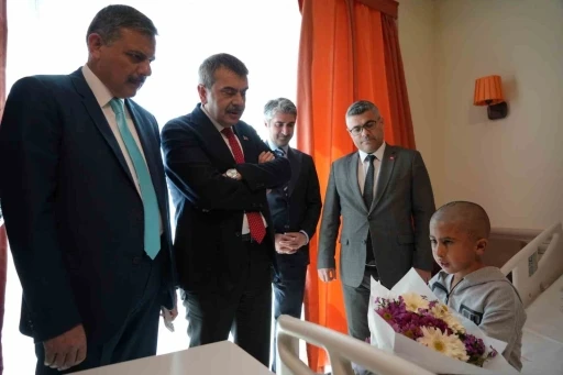 Bakan Tekin, minik Murat’ı Beşiktaşlı olmaya ikna edemedi
