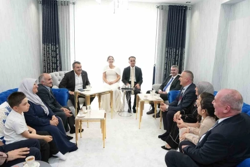 Bakan Tekin nişan t&ouml;renine katıldı

