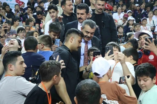 Bakan Tekin: "100 orta&ouml;ğretim &ouml;ğrencisinin 43&rsquo;&uuml; mesleki eğitime kayıt yaptırdı"
