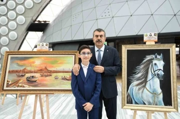 Bakan Tekin şehit polis memuru Hüseyin Gül’ün oğlu Talha’nın sergisini ziyaret etti
