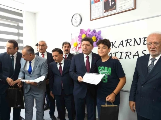 Bakan Tunç, çocukların karne heyecanına ortak oldu
