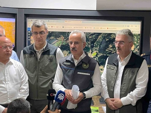 Bakan Uraloğlu: &quot;2 mahallemiz boşaltıldı. Yangından dolayı yaralanan hiç kimse yok&quot;
