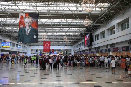 Bakan Uraloğlu: "İstanbul&rsquo;daki iki havalimanımız, yılın ilk yarısında 78 ilin n&uuml;fusundan fazla yolcuyu ağırladı"
