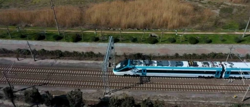 Bakan Uraloğlu: "Test s&uuml;re&ccedil;leri başarıyla devam eden Milli Elektrikli Hızlı Tren&rsquo;imiz saatte 240 kilometre hıza ulaştı"
