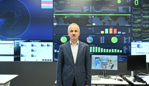 T&uuml;rkiye Haftalık 25 Saatini Sosyal Medyada Ge&ccedil;iriyor
