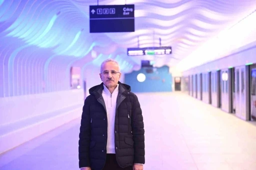 Bakan Uraloğlu: "T&uuml;rkiye&rsquo;nin en hızlı metrosu İstanbul trafiğine nefes aldırıyor"
