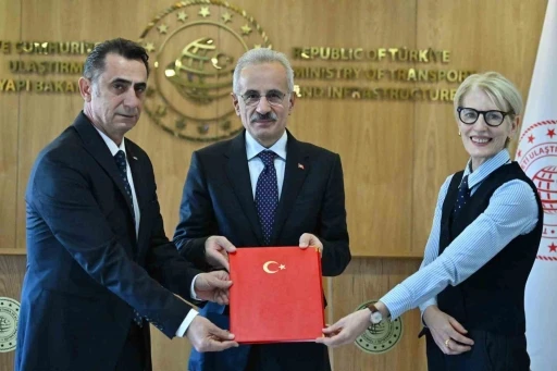 Bakan Uraloğlu: "T&uuml;rkiye tarafında prototip &uuml;retim merkezi olarak T&Uuml;RASAŞ projede merkez rol &uuml;stlenecek"
