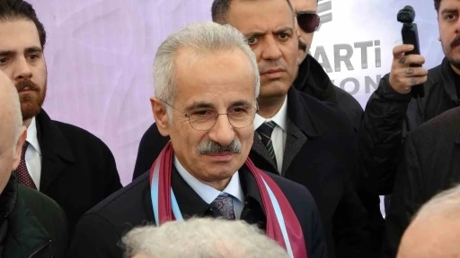 Bakan Uraloğlu: "T&uuml;rkiye, t&uuml;m bu karmaşanın i&ccedil;erisinde bir g&uuml;ven adası olarak konumunu g&uuml;&ccedil;l&uuml; bir şekilde y&uuml;r&uuml;t&uuml;yor"
