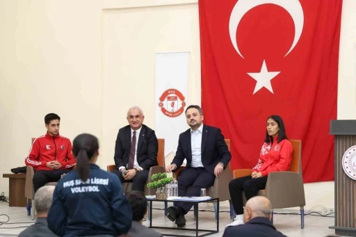 Bakan Yardımcısı Eminoğlu, Muş&rsquo;ta sporun geleceğini gen&ccedil;lerle konuştu
