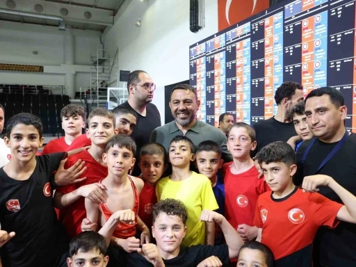 Bakan Yardımcısı Yerlikaya, T&uuml;rkiye Minikler G&uuml;reş Şampiyonası&rsquo;nı takip etti

