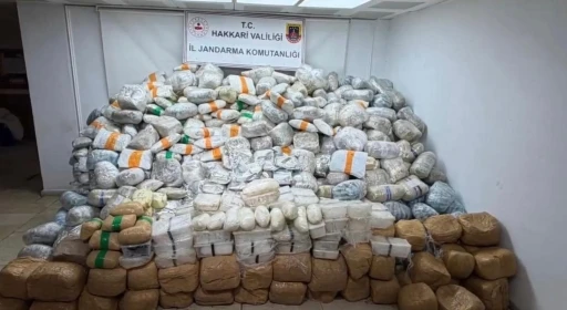 Bakan Yerlikaya: "Y&uuml;ksekova kırsalında 860 kilogram uyuşturucu madde ele ge&ccedil;irildi"
