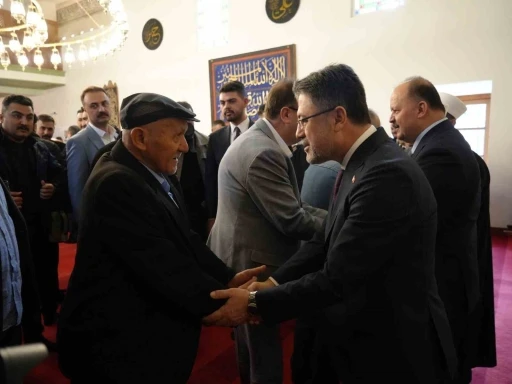 Bakan Yumaklı, bayram namazı sonrasında vatandaşlarla bayramlaştı
