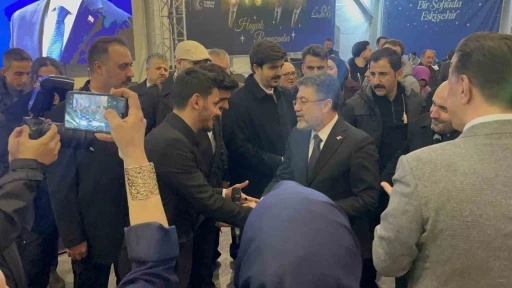 Bakan Yumaklı, gen&ccedil;lerle birlikte "Kabe&rsquo;de Hacılar" ilahisini s&ouml;yledi
